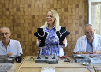 Emine, babasından öğrendiği kuyumculuk mesleğiyle asırlık kişniş takısını geleceğe taşıyor