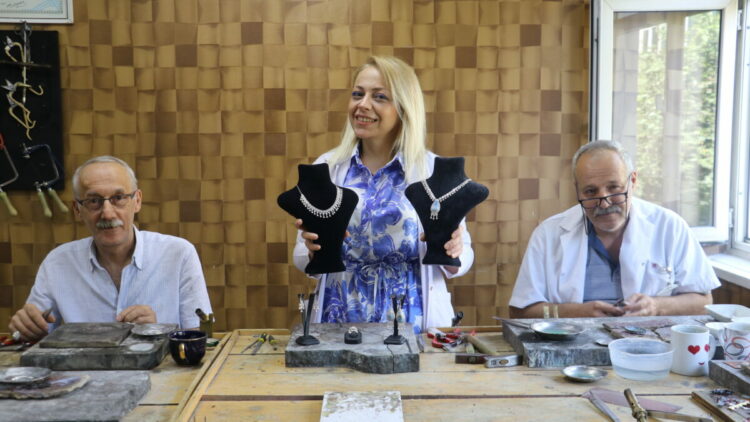 Emine, babasından öğrendiği kuyumculuk mesleğiyle asırlık kişniş takısını geleceğe taşıyor
