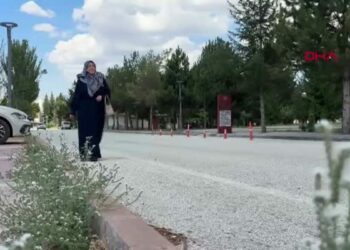 Eğitim hayalinden vazgeçmeyen 4 çocuk annesi, 35 yıl sonra üniversiteli oldu