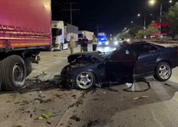 TIR'a çarpan otomobil, hurdaya döndü; sürücü yaralandı