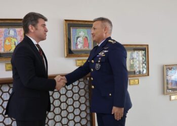 Merzifon 5'inci Ana Jet Üs Komutanı olarak atanan Alper Gezeravcı, Vali Bakan'ı ziyaret etti