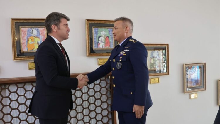 Merzifon 5'inci Ana Jet Üs Komutanı olarak atanan Alper Gezeravcı, Vali Bakan'ı ziyaret etti