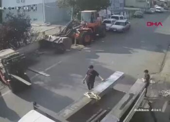 Forklifte çarpan motosikletin sürücüsü yaralandı; kaza kamerada