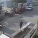 Forklifte çarpan motosikletin sürücüsü yaralandı; kaza kamerada