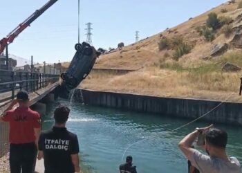 Diyarbakır'da sulama kanalına uçan otomobildeki 4 kişi kurtarıldı