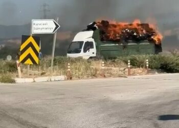 Seyir halindeki kamyondaki saman balyaları yandı; o anlar kamerada
