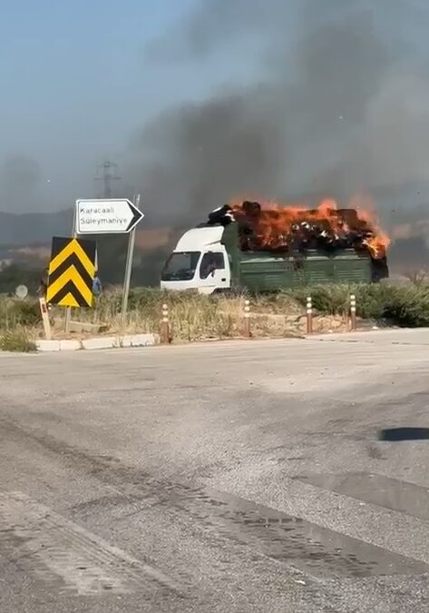 Seyir halindeki kamyondaki saman balyaları yandı; o anlar kamerada