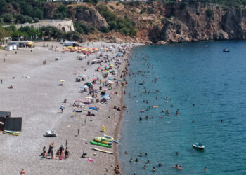 Antalya'da termometreler 40 dereceyi gösterdi, kent merkezi boş kaldı