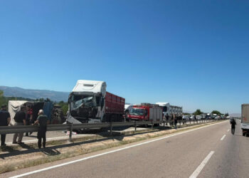 TIR ile çarpışan traktörün sürücüsü yaralandı