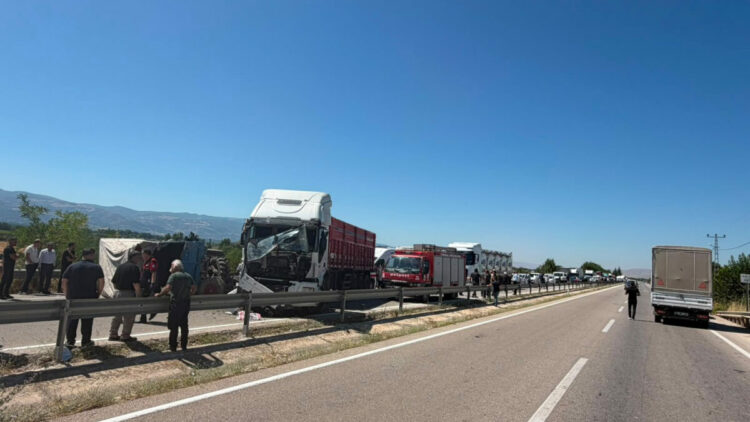 TIR ile çarpışan traktörün sürücüsü yaralandı