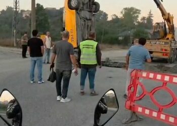 Arnavutköy'de taksi İSKİ ekiplerince açılan çukura düştü