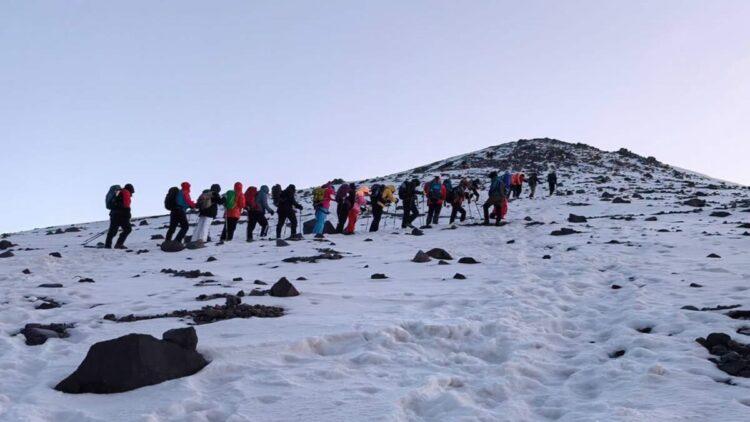 Ağrı Dağı'nın zirvesinde AİÇÜ'nün akademik yılı mesajını okudular