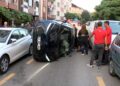 Ümraniye’de park halindeki araçlara çarparak devrilen otomobilin sürücüsü yaralandı