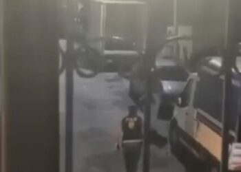 Esenler'de hakkında kayıp ihbarı olan kız, polisi görünce boğazına bıçak dayadı