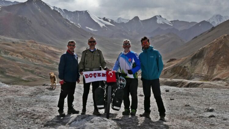 Pamir Otoyolu'nu 1 ayda tamamlayan ilk Türk bisiklet topluluğu oldular