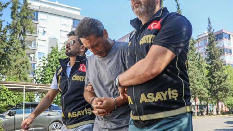 Sevgilisini öldüren emekli polis, adliyede