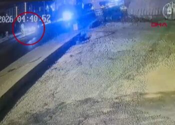 Kavşakta iki otomobil çarpıştı: 2 ölü, 3 yaralı; kaza anı kamerada