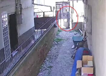 Hurdacı, binanın giriş kapısını çaldı: o anlar kamerada