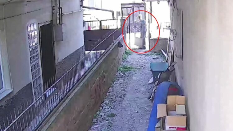 Hurdacı, binanın giriş kapısını çaldı: o anlar kamerada