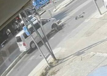 Kartal’da minibüsün skutere çarptığı kaza kamerada