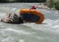 Rafting yarışında botları alabora olan sporcular zor anlar yaşadı