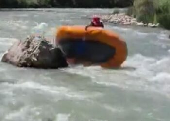 Rafting yarışında botları alabora olan sporcular zor anlar yaşadı