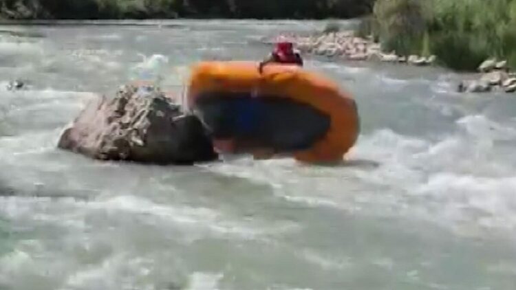 Rafting yarışında botları alabora olan sporcular zor anlar yaşadı