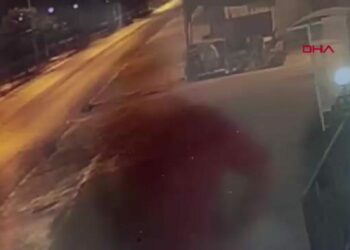 İş yerinin önündeki tarım aletlerine çarpan aracını çekiciye yükleyip kaçtı