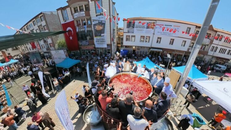 Dev kazanda hazırlanan kuru fasulye ile dünya rekoru kırıldı