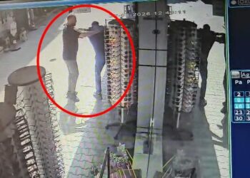 Nefes borusuna sakız kaçan kuryeyi Heimlich manevrasıyla kurtardı: o anlar kamerada