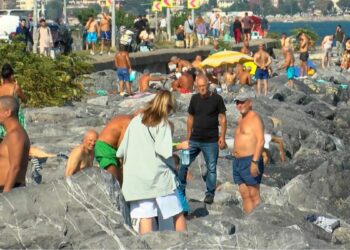İstanbul'da sıcaktan bunalanlar Sarayburnu Sahili'nde serinledi