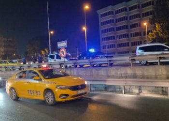 Küçükçekmece D-100'de polis takibe aldığı aracı durdurdu; trafik yoğunluğu oluştu