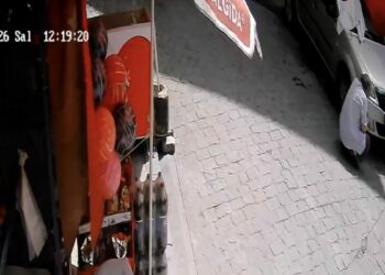 Beyoğlu’nda kargo aracının çarptığı otomobil askıda kaldı: Daha önce de aynısını yaşadım