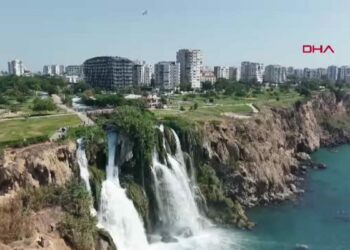 Şelalenin döküldüğü kayalıkta tehlikeli balık avı