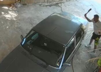 Eski sevgilisini ölümle tehdit edip, otomobiline satırla zarar verdi