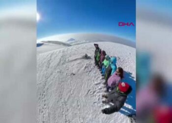 Ağrı Dağı’nın zirvesinde halay