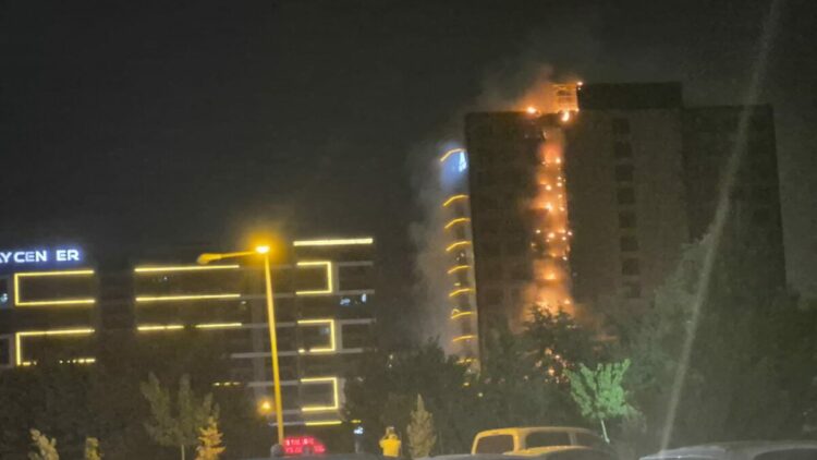 Diyarbakır’da plazada yangın; ekiplerin müdahalesi sürüyor