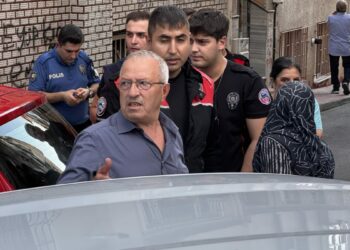 Beyoğlu’nda düğün konvoyunda kaza: Damadın amcası binaya çarptı
