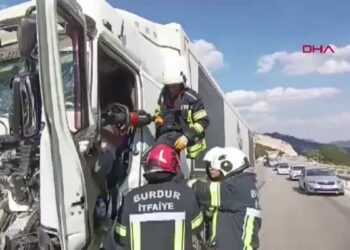 TIR kabininde sıkışan şoförü itfaiye kurtardı