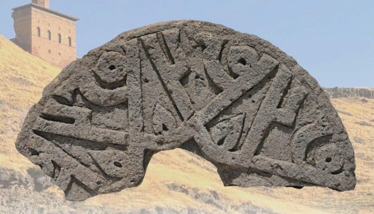 Selçuklu Mezarlığı'nda 'Hz. Muhammed'in ismi yer alan bezemeli taş bulundu