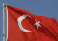 Türk bayrağına tüfekle zarar verildi