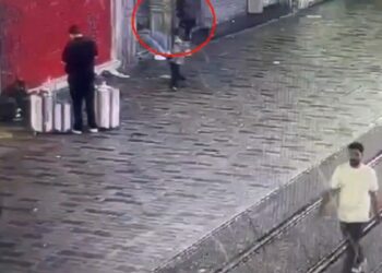 Beyoğlu’nda uyuyan kişinin cep telefonunu çalan şüpheli yakalandı