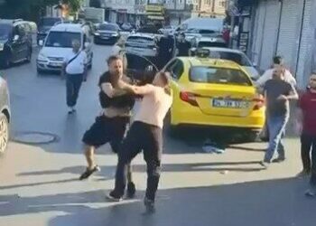 Zeytinburnu'nda taksiciler arasında yumruklu kavga kamerada