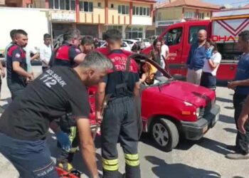 Kamyonetle çarpışan otomobilin sürücüsü yaralandı