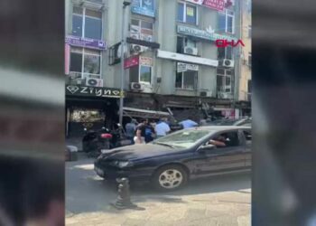 Klima montajı sırasında çökme; 2 yaralı