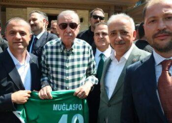 Cumhurbaşkanı Erdoğan’a 48 numaralı Muğlaspor forması takdim edildi
