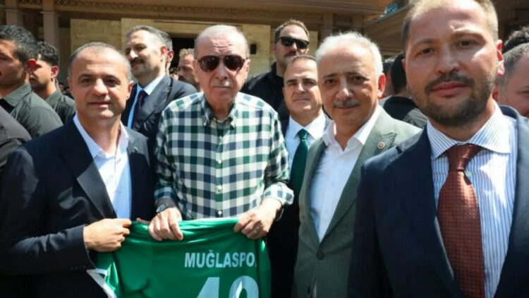 Cumhurbaşkanı Erdoğan’a 48 numaralı Muğlaspor forması takdim edildi
