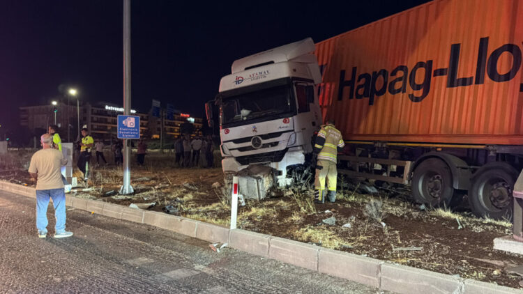 Refüje çıkan TIR’ın sürücüsü yaralandı