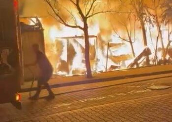Avcılar’da TIR parkında yangın: 5 araç kullanılamaz hale geldi