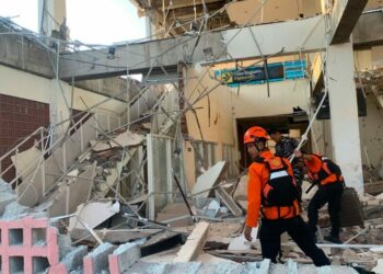 Endonezya'da 7.7 büyüklüğündeki depremde hayatını kaybedenlerin sayısı 100'e yükseldi